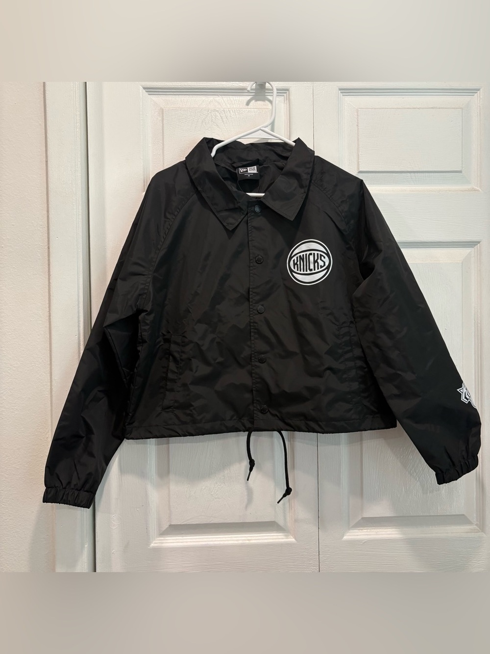 NWT New Era New York Knicks Black Cropped Windbreaker Jacket - Size Medium